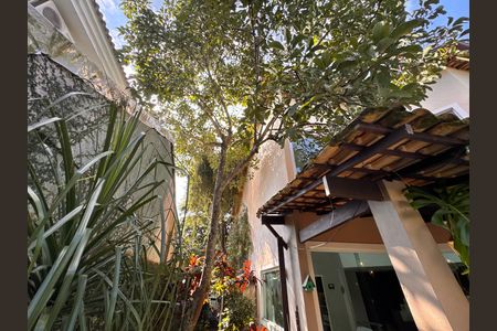 Casa de condomínio à venda com 360m², 4 quartos e 3 vagas Casa de condomínio à venda com 360m², 4 quartos e 3 vagasÁrea externa