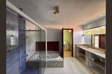 Casa de condomínio à venda com 360m², 4 quartos e 3 vagas Casa de condomínio à venda com 360m², 4 quartos e 3 vagasSuíte 1 (Master) - Banheiro