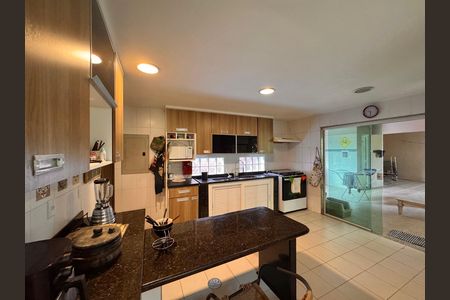 Casa de condomínio à venda com 360m², 4 quartos e 3 vagas Casa de condomínio à venda com 360m², 4 quartos e 3 vagasCozinha