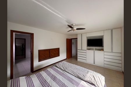 Casa de condomínio à venda com 360m², 4 quartos e 3 vagas Casa de condomínio à venda com 360m², 4 quartos e 3 vagasSuíte 1 (Master)