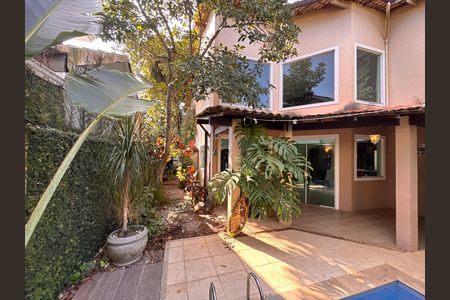 Casa de condomínio à venda com 360m², 4 quartos e 3 vagas Casa de condomínio à venda com 360m², 4 quartos e 3 vagasÁrea externa