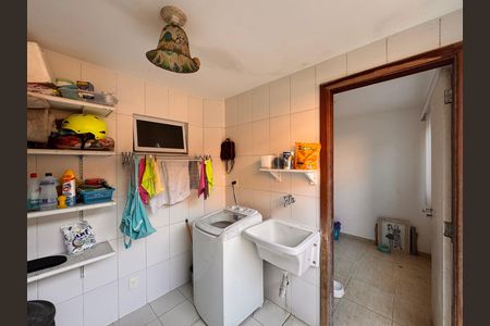 Casa de condomínio à venda com 360m², 4 quartos e 3 vagas Casa de condomínio à venda com 360m², 4 quartos e 3 vagasÁrea de Serviço