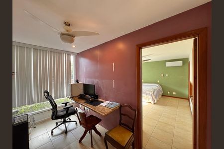 Casa de condomínio à venda com 360m², 4 quartos e 3 vagas Casa de condomínio à venda com 360m², 4 quartos e 3 vagasEscritório