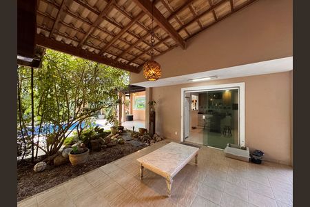 Casa de condomínio à venda com 360m², 4 quartos e 3 vagas Casa de condomínio à venda com 360m², 4 quartos e 3 vagasÁrea externa