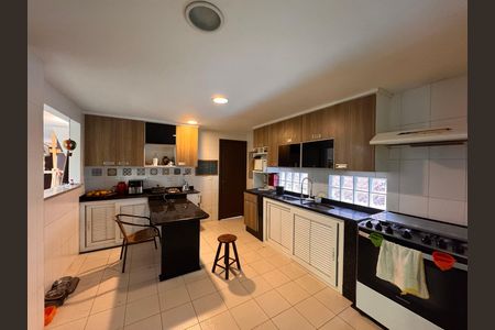 Casa de condomínio à venda com 360m², 4 quartos e 3 vagas Casa de condomínio à venda com 360m², 4 quartos e 3 vagasCozinha