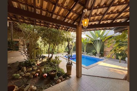 Casa de condomínio à venda com 360m², 4 quartos e 3 vagas Casa de condomínio à venda com 360m², 4 quartos e 3 vagasÁrea externa