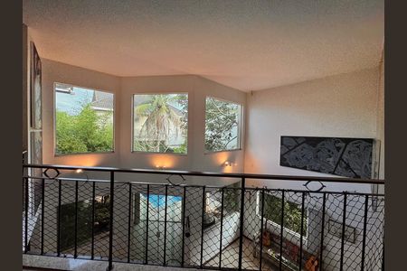 Casa de condomínio à venda com 360m², 4 quartos e 3 vagas Casa de condomínio à venda com 360m², 4 quartos e 3 vagasHall Íntimo
