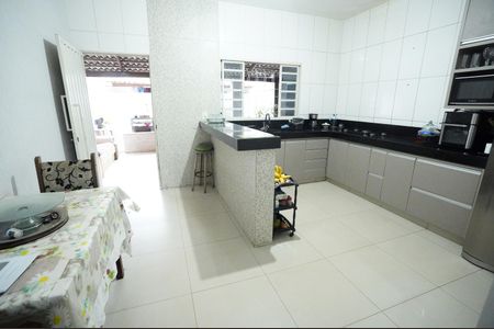 Casa à venda com 300m², 6 quartos e 4 vagas