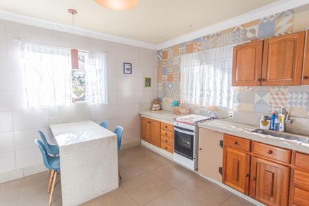 Casa à venda com 380m², 2 quartos e 3 vagas Casa à venda com 380m², 2 quartos e 3 vagasCozinha