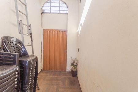Casa à venda com 380m², 2 quartos e 3 vagas Casa à venda com 380m², 2 quartos e 3 vagasEntrada Lateral