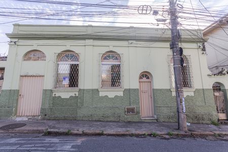 Casa à venda com 380m², 2 quartos e 3 vagas Casa à venda com 380m², 2 quartos e 3 vagasFachada
