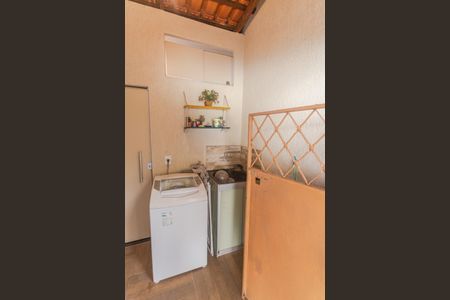 Casa à venda com 380m², 2 quartos e 3 vagas Casa à venda com 380m², 2 quartos e 3 vagasÁrea de Serviço