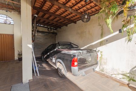 Casa à venda com 380m², 2 quartos e 3 vagas Casa à venda com 380m², 2 quartos e 3 vagasGaragem