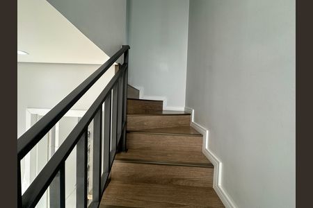 Casa de condomínio à venda com 57m², 2 quartos e 2 vagasEscada