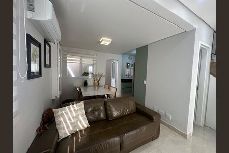 Casa de condomínio à venda com 57m², 2 quartos e 2 vagasSala
