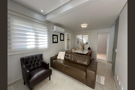 Casa de condomínio à venda com 57m², 2 quartos e 2 vagasSala