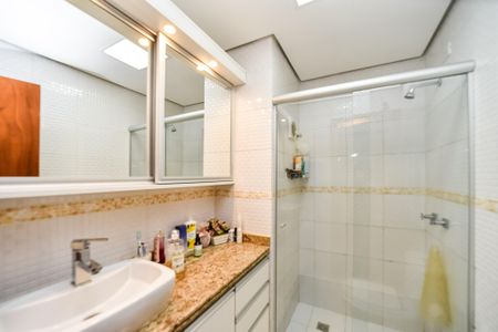Banheiro de apartamento à venda com 1 quarto, 50m² em Bela Vista, Porto Alegre