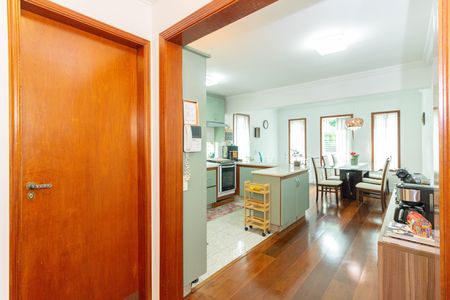 Casa à venda com 280m², 4 quartos e 2 vagasCorredor Entrada Cozinha