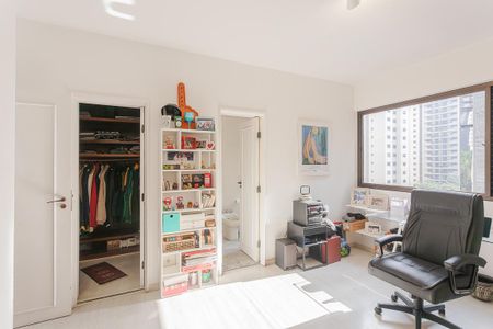 Apartamento à venda com 290m², 3 quartos e 3 vagas Apartamento à venda com 290m², 3 quartos e 3 vagasSuíte 2