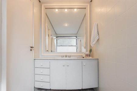 Apartamento à venda com 290m², 3 quartos e 3 vagas Apartamento à venda com 290m², 3 quartos e 3 vagasBanheiro da Suíte 1