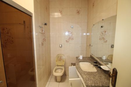 Casa à venda com 301m², 4 quartos e 6 vagasBanheiro 1
