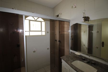 Casa à venda com 301m², 4 quartos e 6 vagasBanheiro 3