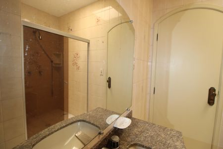 Casa à venda com 301m², 4 quartos e 6 vagasBanheiro 1
