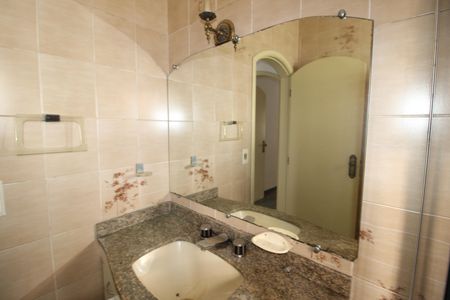 Casa à venda com 301m², 4 quartos e 6 vagasBanheiro 4