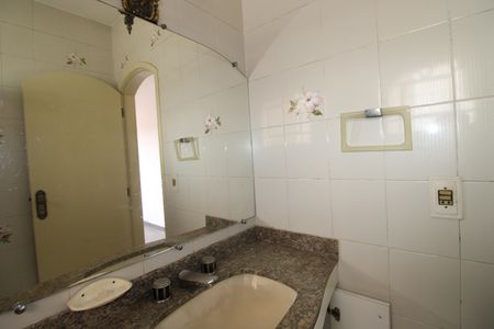 Casa à venda com 301m², 4 quartos e 6 vagasBanheiro 3