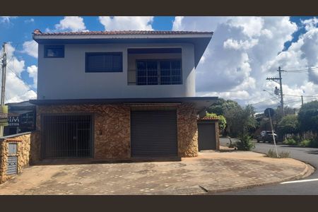 Casa para alugar com 280m², 3 quartos e 3 vagas Casa para alugar com 280m², 3 quartos e 3 vagasFachada