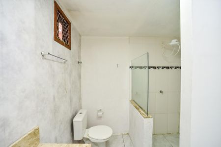 Casa à venda com 390m², 6 quartos e 2 vagasBanheiro/Casa Fundos