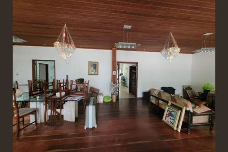 Casa à venda com 388m², 5 quartos e 1 vaga