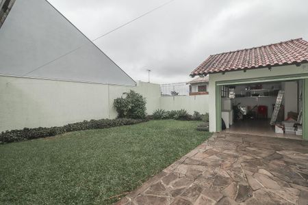 Casa à venda com 230m², 3 quartos e 5 vagasFundos