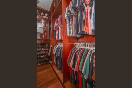 Casa à venda com 230m², 3 quartos e 5 vagasCloset da suíte