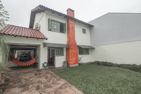 Casa à venda com 230m², 3 quartos e 5 vagasFundos