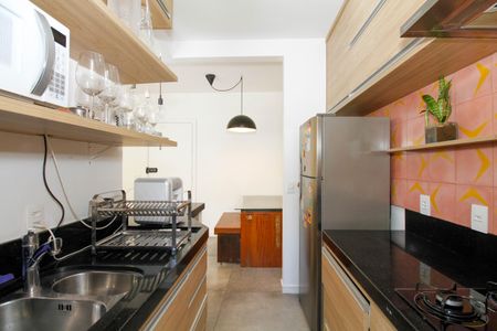 Cozinha de apartamento para alugar com 1 quarto, 79m² em Jardim das Bandeiras, São Paulo