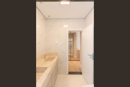 Casa de condomínio para alugar com 248m², 3 quartos e 4 vagas Casa de condomínio para alugar com 248m², 3 quartos e 4 vagasBanheiro da Suíte 1
