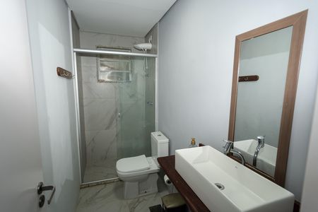 Banheiro de apartamento à venda com 1 quarto, 43m² em Passo D’areia, Porto Alegre