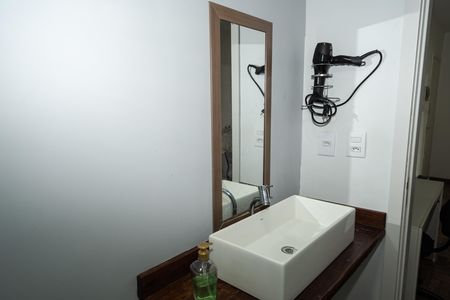 Banheiro de apartamento à venda com 1 quarto, 43m² em Passo D’areia, Porto Alegre