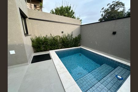 Casa de condomínio à venda com 135m², 3 quartos e 2 vagasPiscina