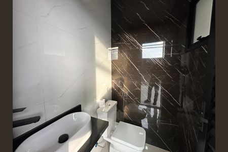 Casa de condomínio à venda com 135m², 3 quartos e 2 vagasBanheiro 2