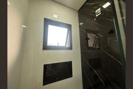 Casa de condomínio à venda com 135m², 3 quartos e 2 vagasBanheiro 1
