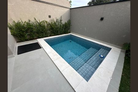 Casa de condomínio à venda com 135m², 3 quartos e 2 vagasPiscina