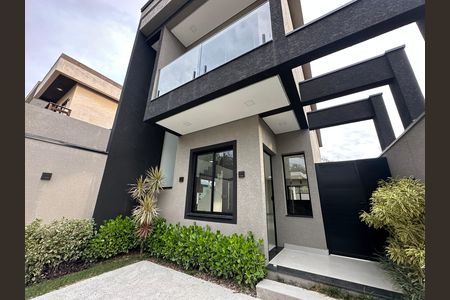 Casa de condomínio à venda com 135m², 3 quartos e 2 vagasFachada