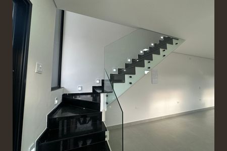 Casa de condomínio à venda com 135m², 3 quartos e 2 vagasEscada