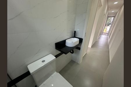 Casa de condomínio à venda com 135m², 3 quartos e 2 vagasBanheiro 1
