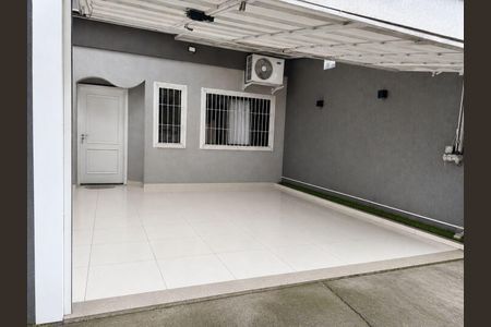 Casa à venda com 100m², 3 quartos e 2 vagas Casa à venda com 100m², 3 quartos e 2 vagasGaragem