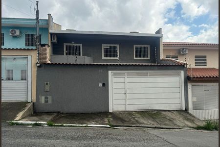 Casa à venda com 100m², 3 quartos e 2 vagas Casa à venda com 100m², 3 quartos e 2 vagasFachada