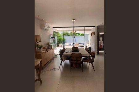 Casa à venda com 4 quartos, 300m² em Itaipu, Niterói