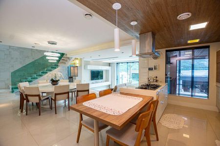 Casa à venda com 298m², 4 quartos e 2 vagas